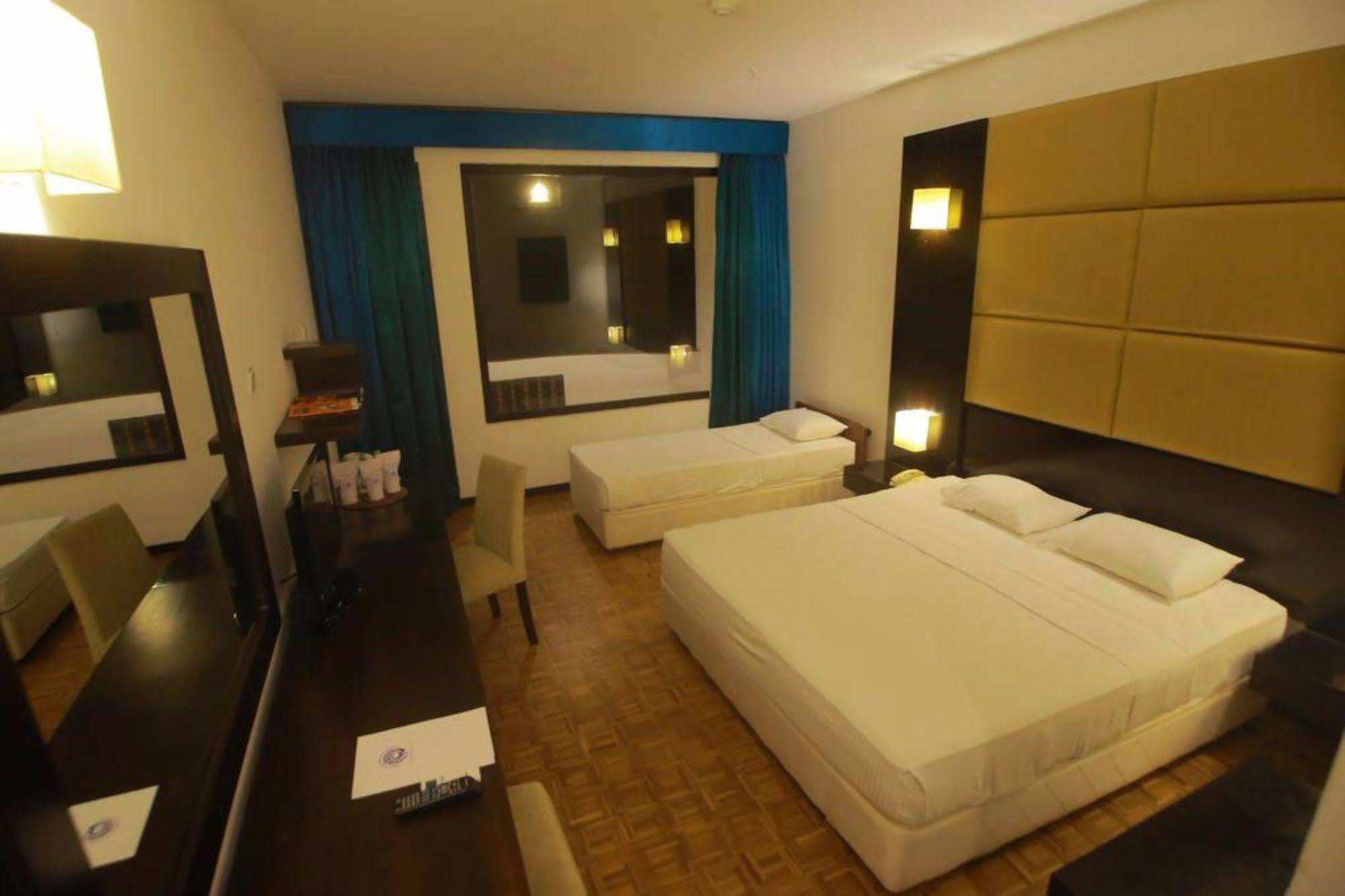 Peacock Beach Hotel Hambantota Eksteriør bilde