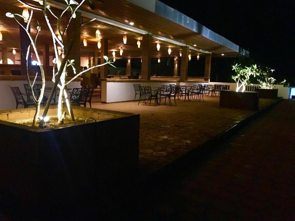 Peacock Beach Hotel Hambantota Eksteriør bilde